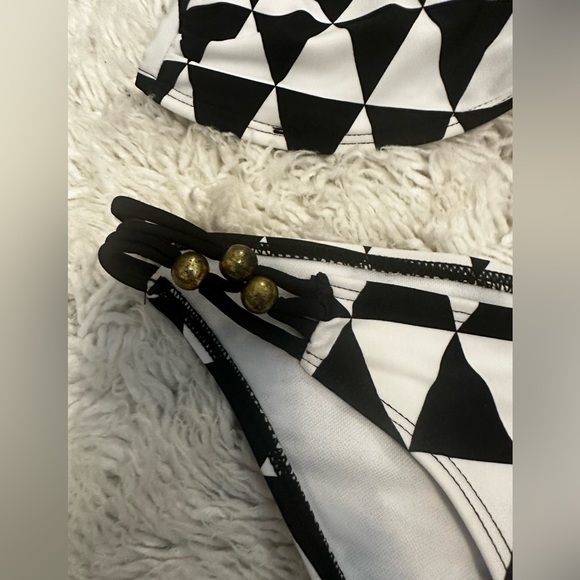 - New geometric design bikini medium - Picture 3 of 5